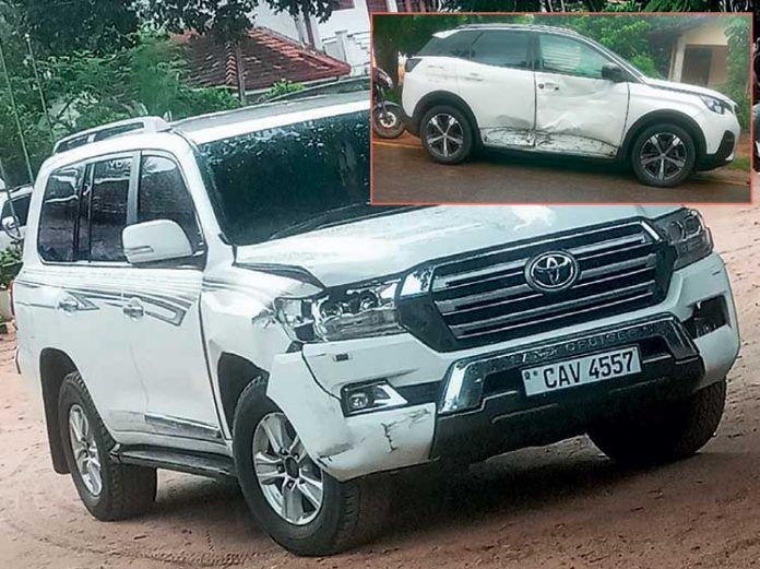 යකඩ පොල්ලකින් පහර දුන් රාජ්ය ඇමති සනත් නිශාන්තගේ ජීප් රථය 1 Iri News image 10 Iri News