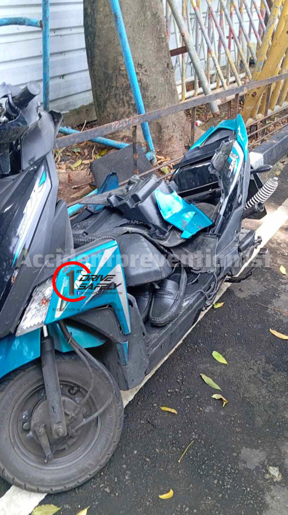 වැරැද්ද පෙන්නලා දුන්නට - රථයේ රියදුරු යතුරු පැදිකරුවාව හප්පයි 3 Iri News image 10 Iri News